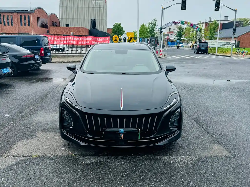 Hongqi E-QM5