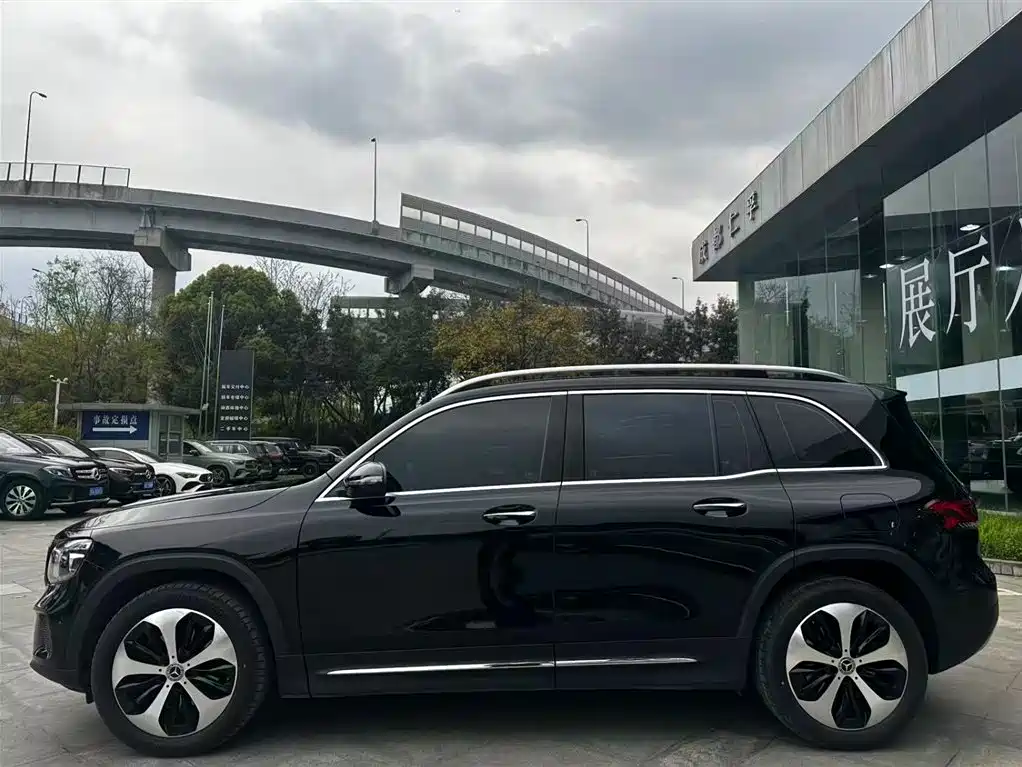 MERCEDES-BENZ GLB