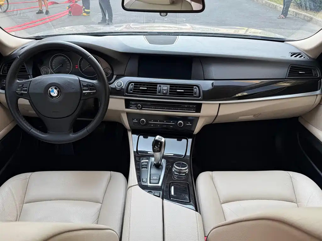 BMW 5 Series — миниатюра 9