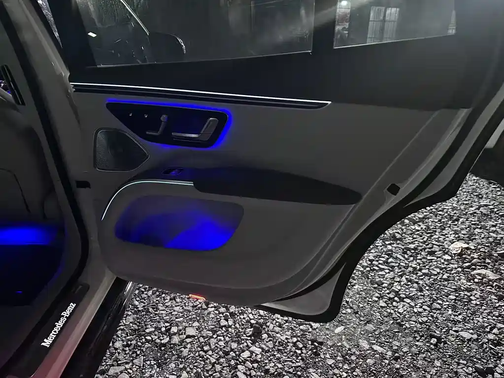 Mercedes-Benz EQS SUV — миниатюра 8