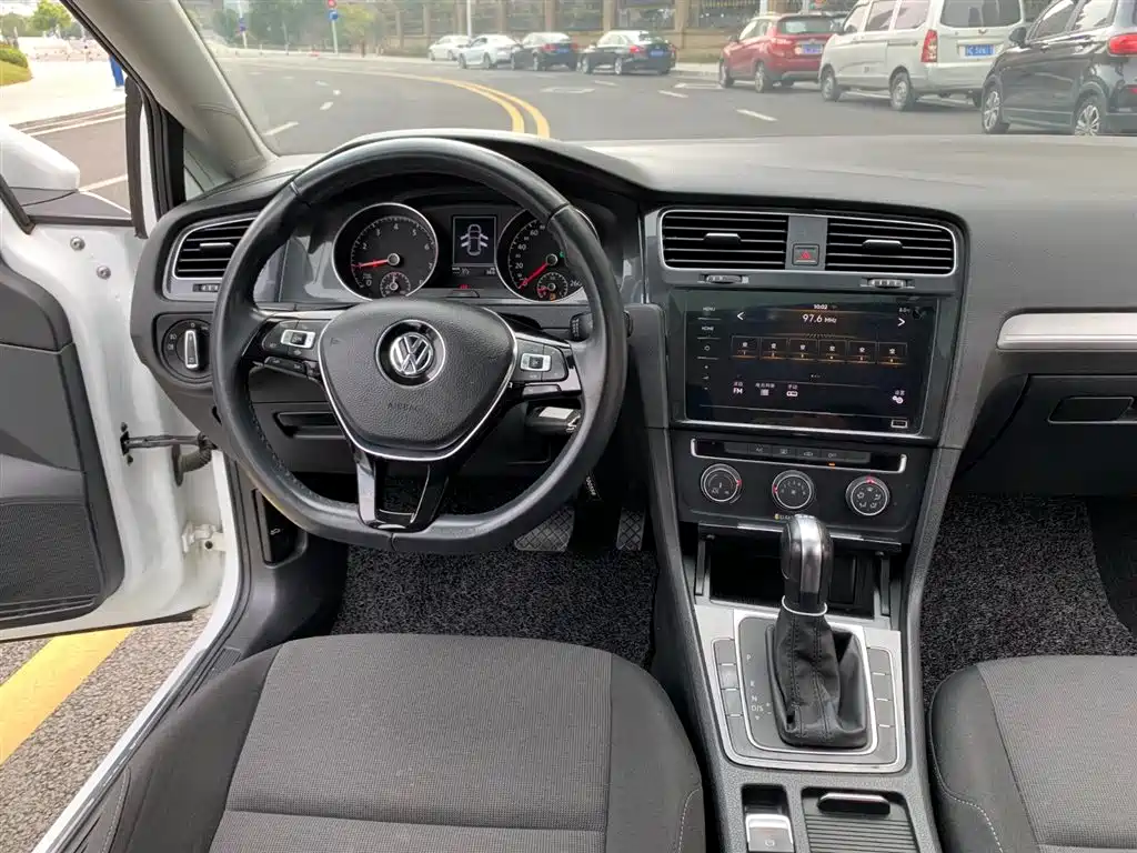 VOLKSWAGEN GOLF