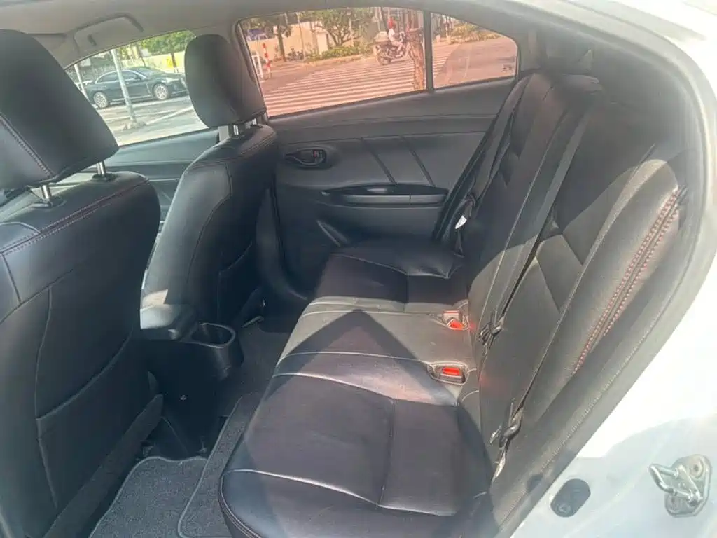 Toyota Yaris L — миниатюра 8