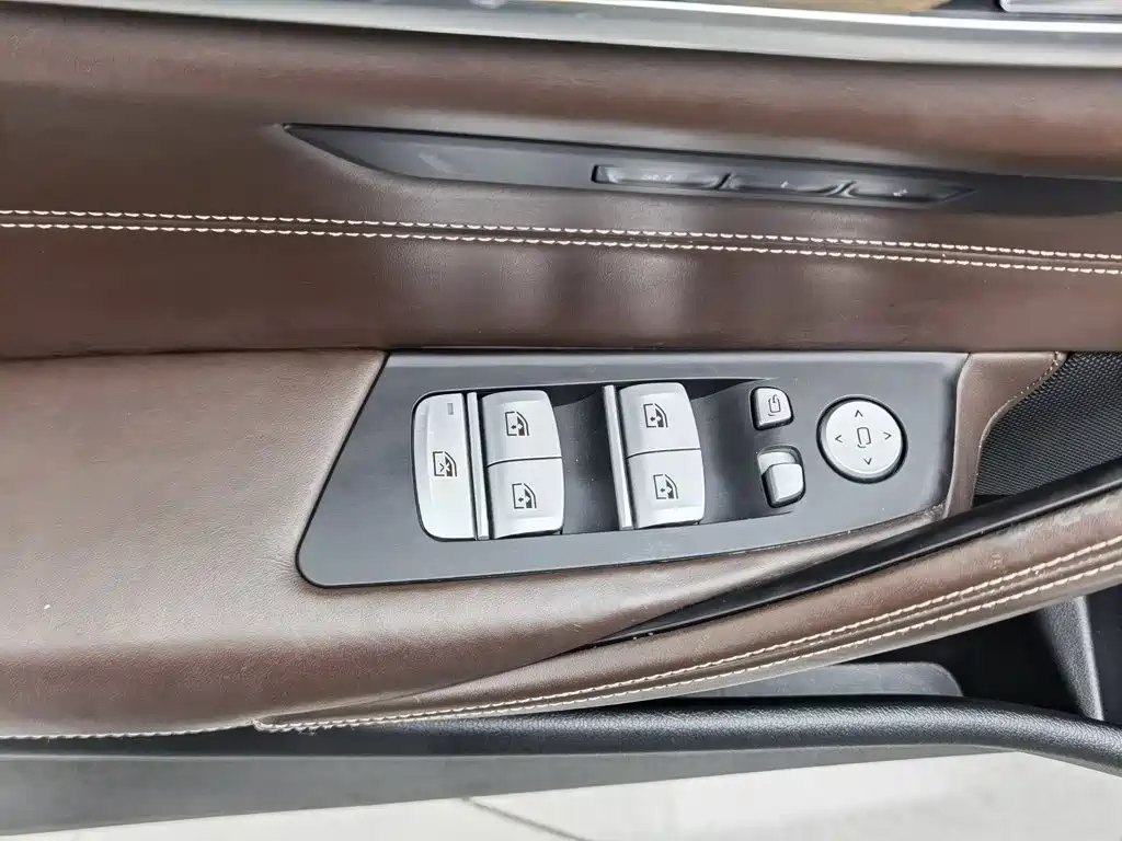 BMW 5 Series — миниатюра 9
