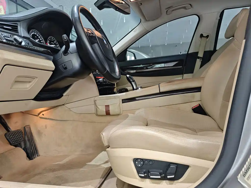 BMW 7 Series — миниатюра 18