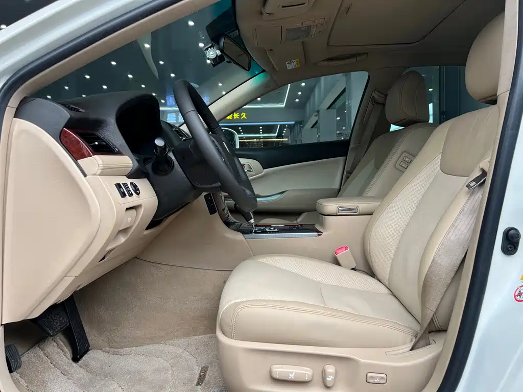 Toyota Crown — миниатюра 7