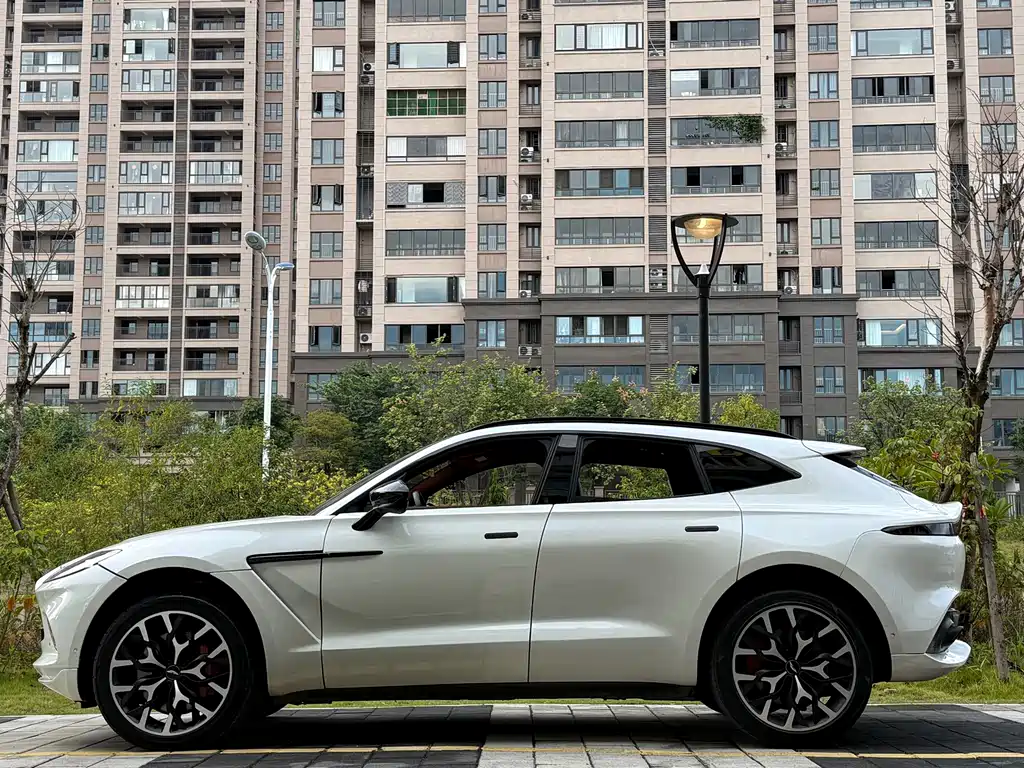 ASTON MARTIN  DBX