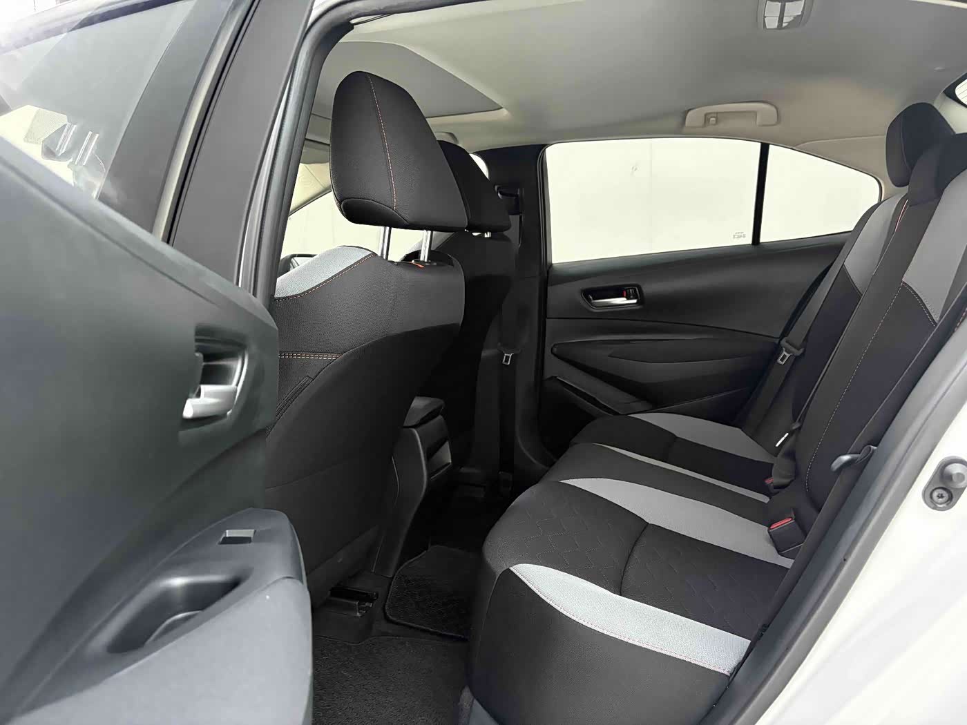 Toyota Corolla 1.2 л 2022 г. Белый, пробег 32000 км