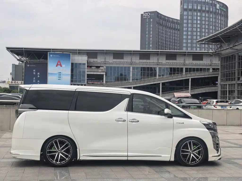 Toyota Vellfire 2019 2.5L HV Luxury