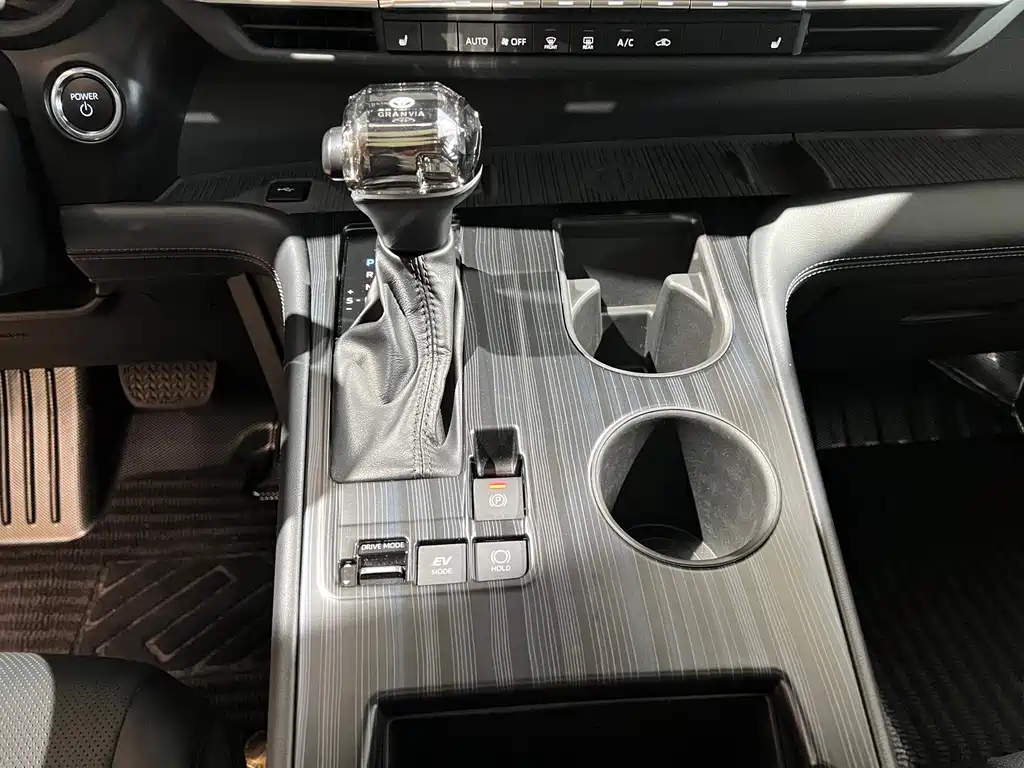 Toyota Granvia — миниатюра 12