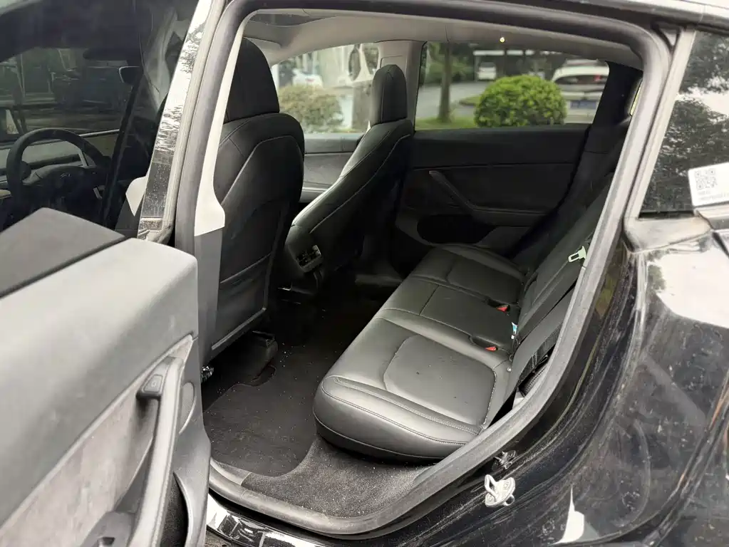 Tesla Model Y — миниатюра 8