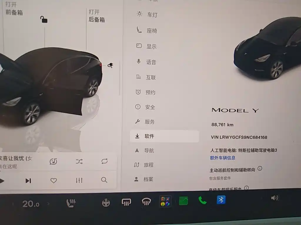 Tesla Model Y — миниатюра 9