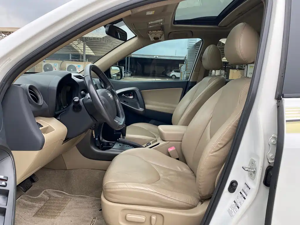 Toyota RAV4 2012 2.4L AT Luxury