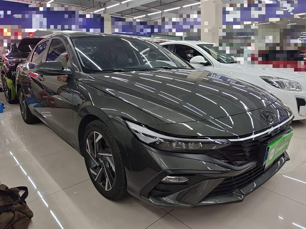 Hyundai Elantra 1.5 л 2025 г. Серебристо-серый, пробег 10500 км