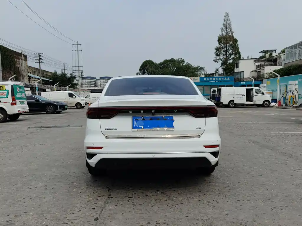 Geely Emgrand 2022 4 1.5L CVT Flagship