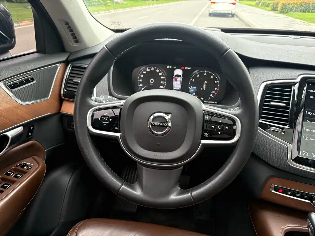 Volvo XC90 2018 T6 7 мест