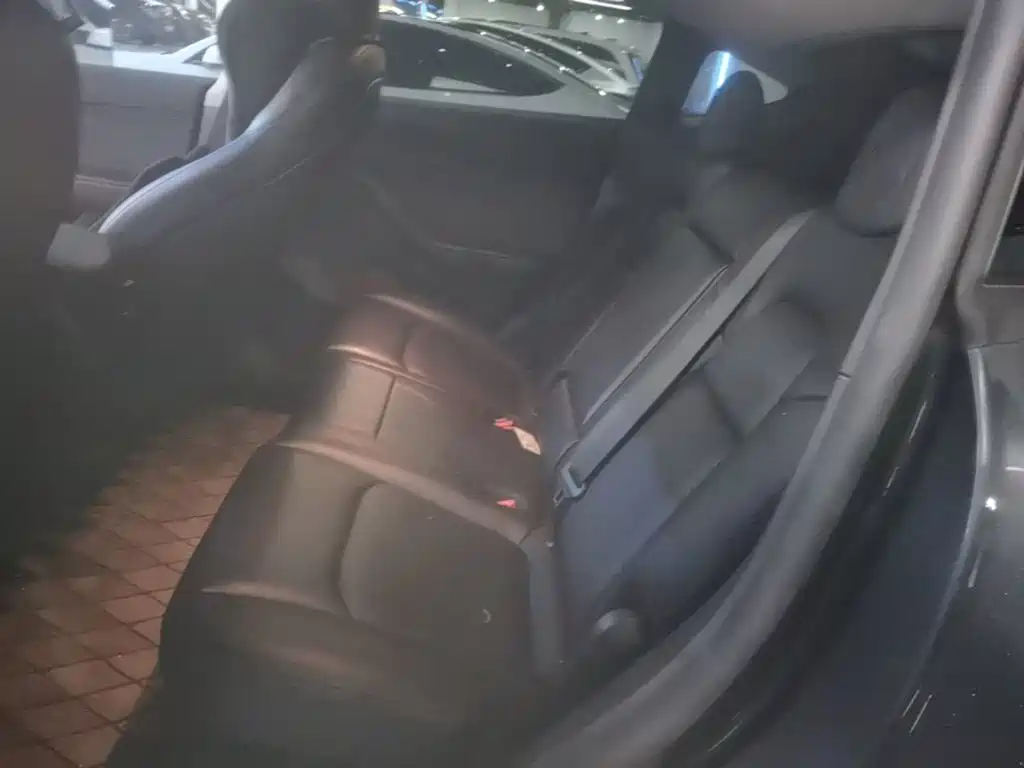 Tesla Model Y — миниатюра 17