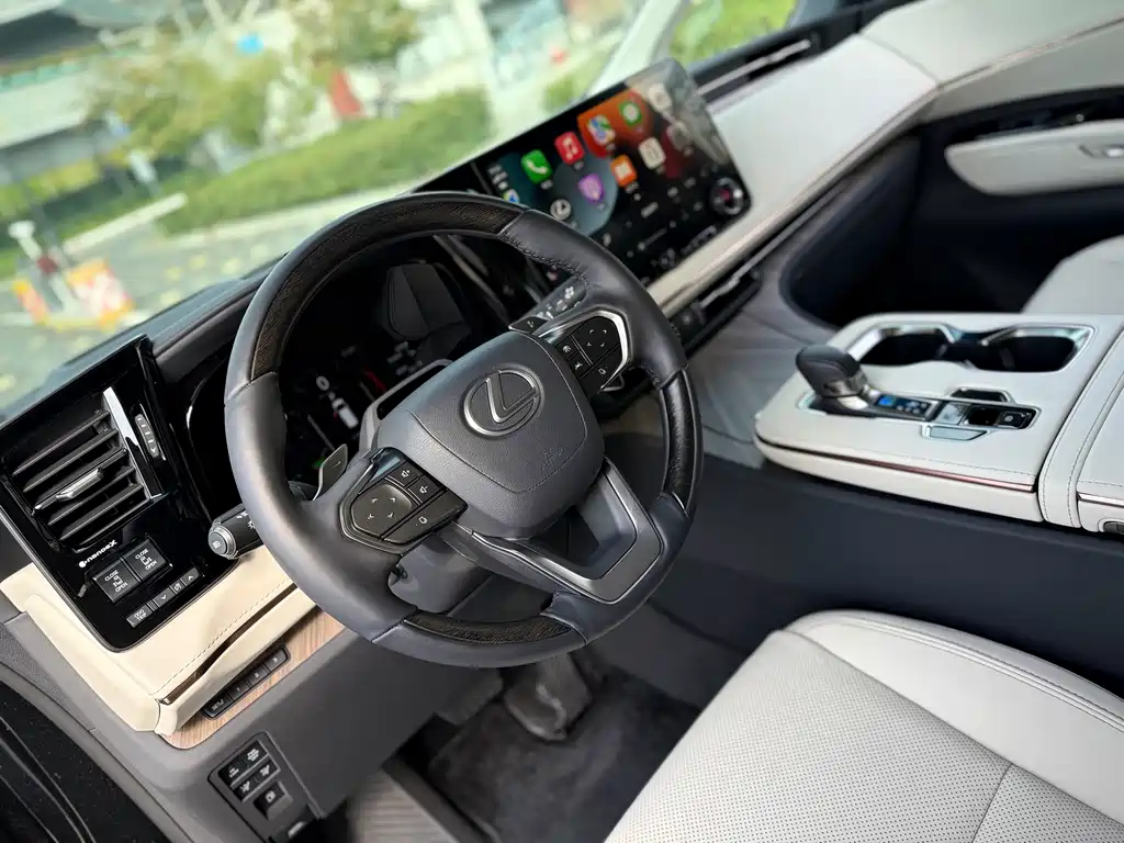Lexus LM 2023 500h мест