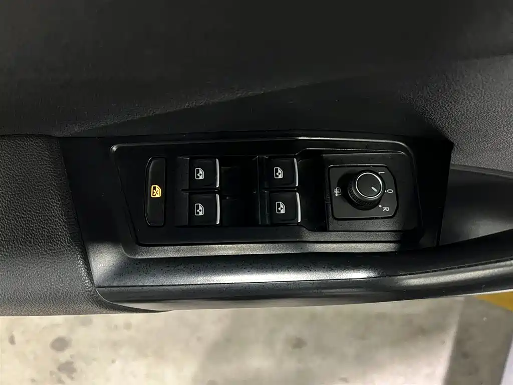 VOLKSWAGEN T ROC EXPLORING SONGS