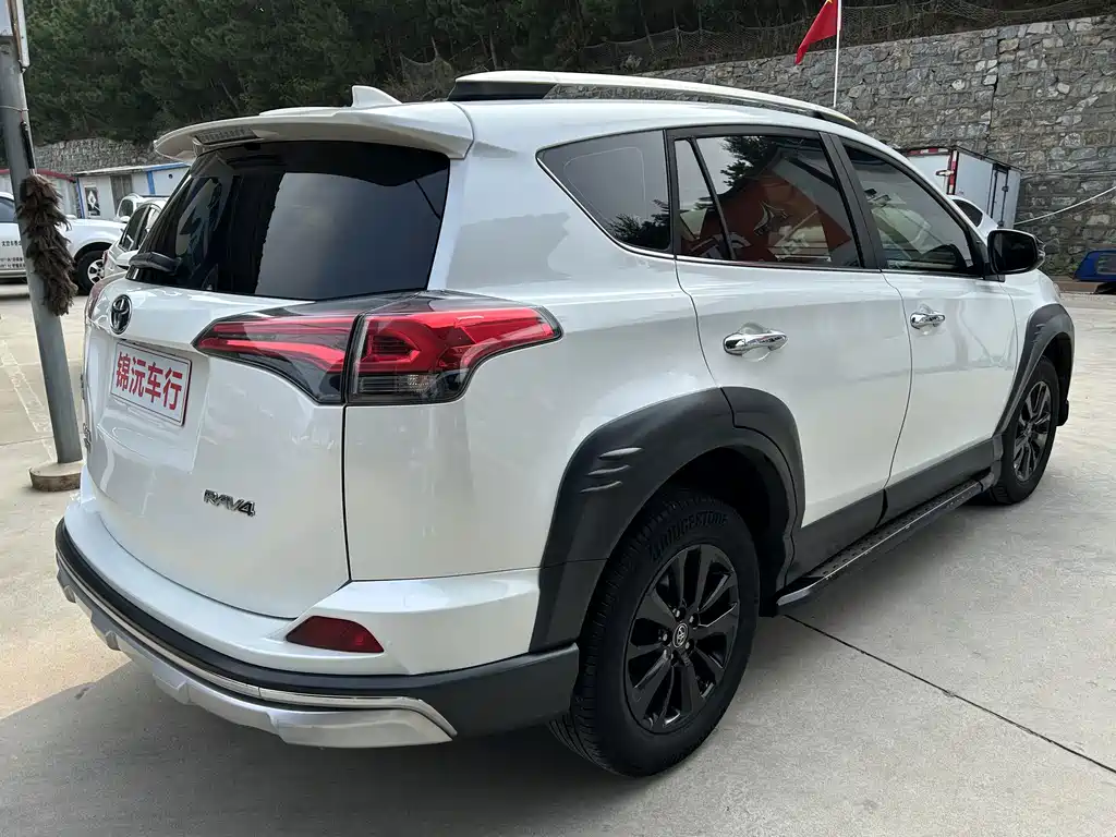 Toyota RAV4 — миниатюра 7