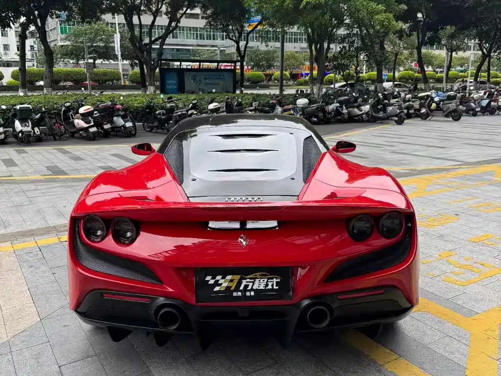 FERRARI F8