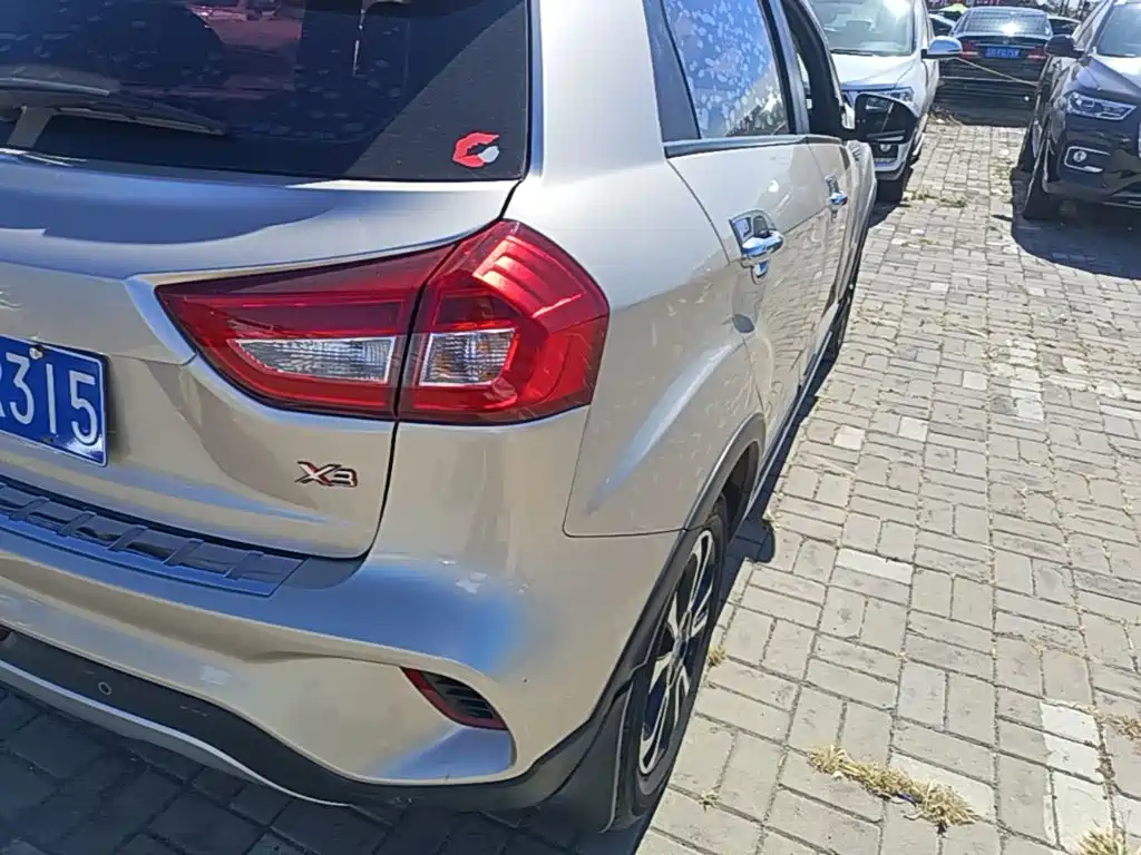 Geely Vision X3 — миниатюра 8