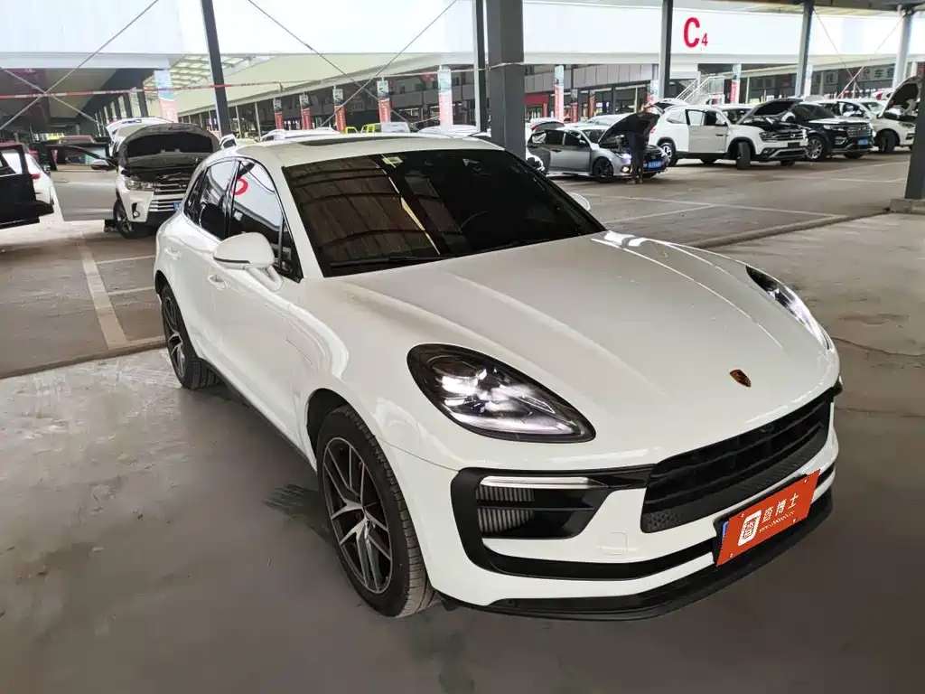 PORSCHE MACAN