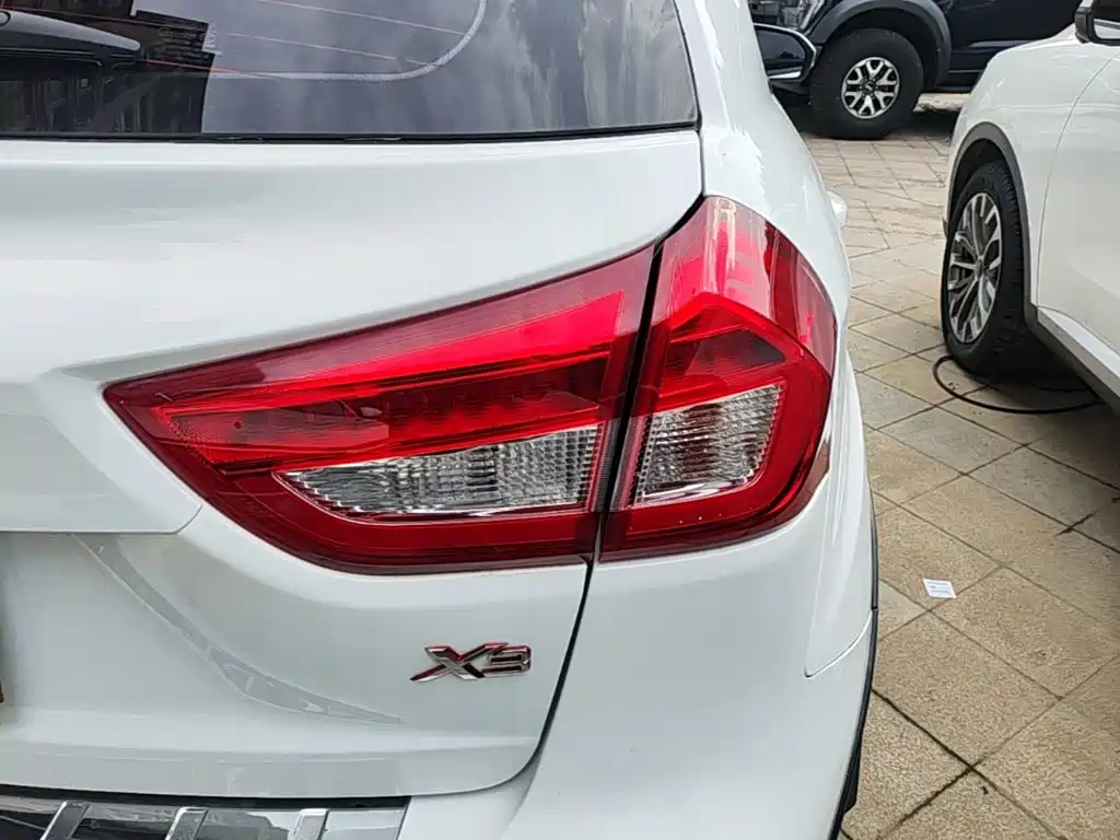 Geely Vision X3 — миниатюра 8