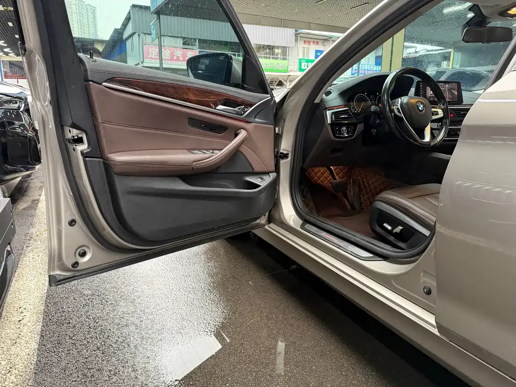 BMW 5 Series — миниатюра 10