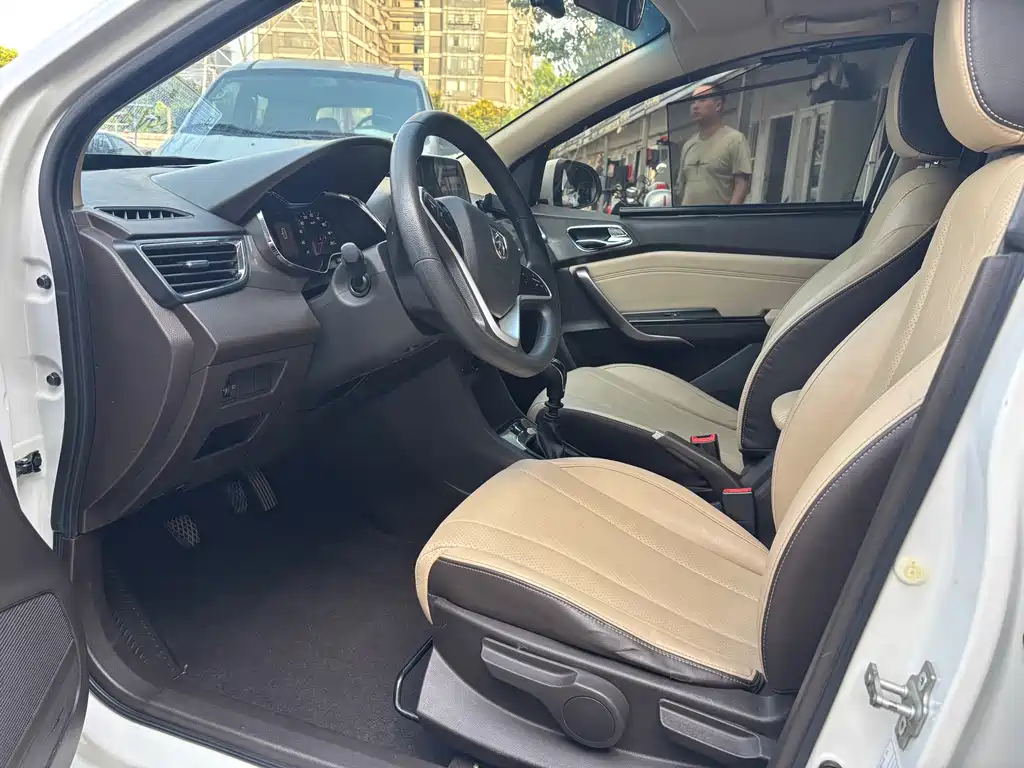 Baojun 310W — миниатюра 6