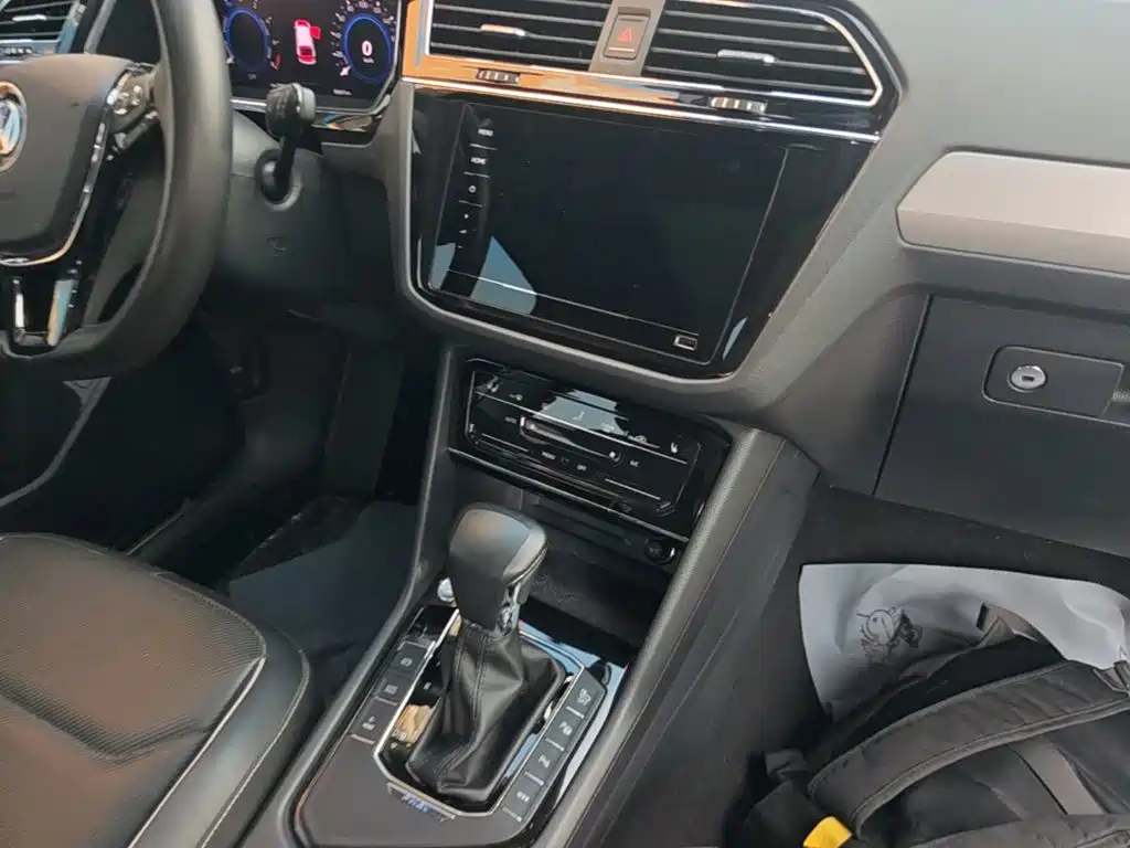 Volkswagen Tiguan L PHEV — миниатюра 13