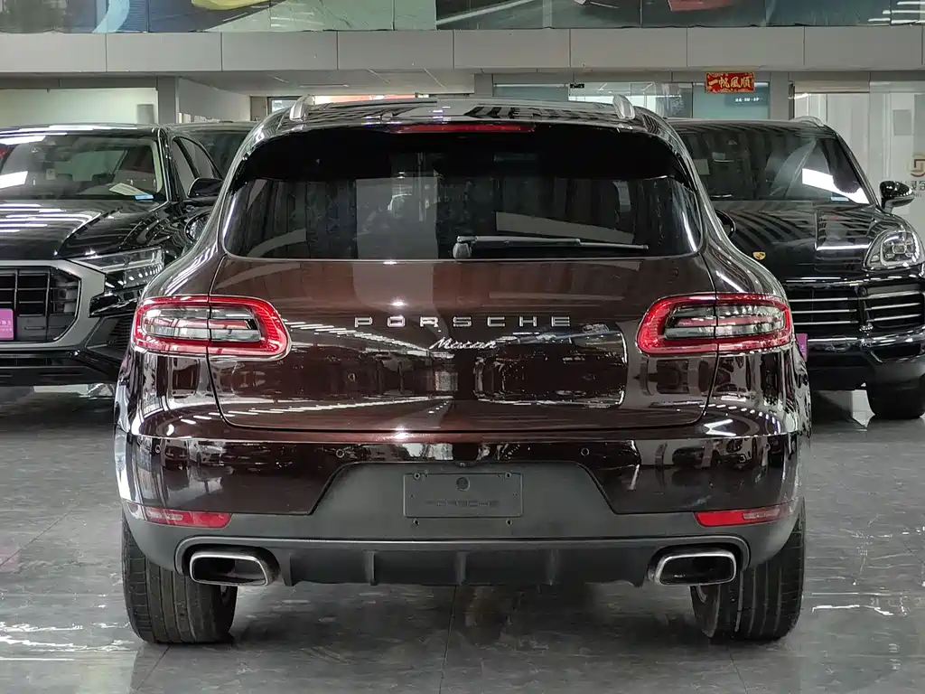 PORSCHE MACAN