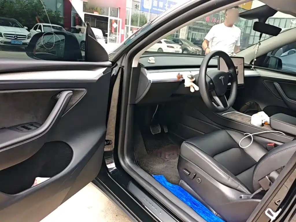Tesla Model Y — миниатюра 16