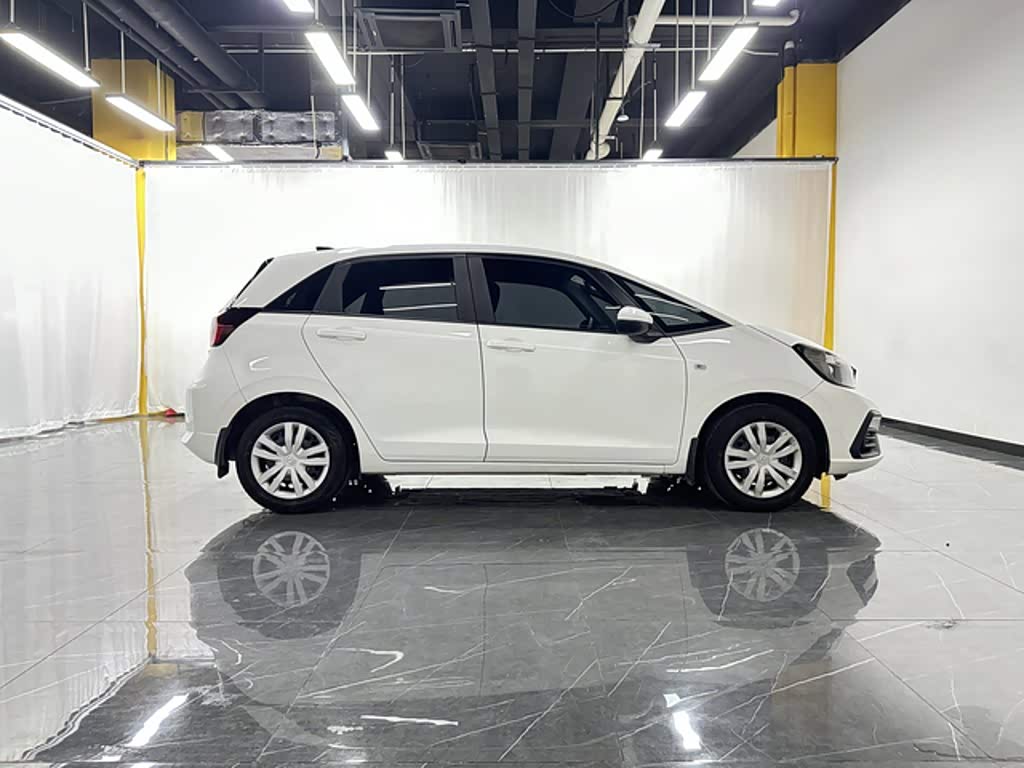 Honda Fit 1.5 л 2022 г. Белый, пробег 31000 км