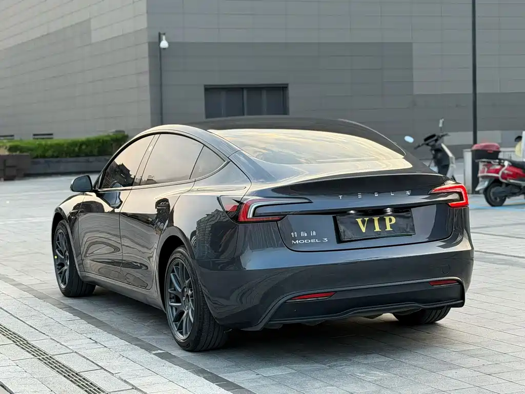 Tesla Model 3 — миниатюра 6