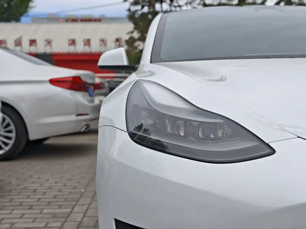 Tesla Model 3 — миниатюра 9