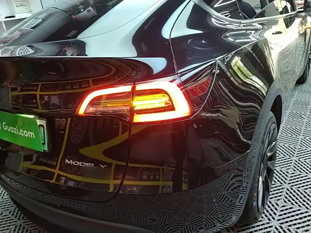 Tesla Model Y — миниатюра 8