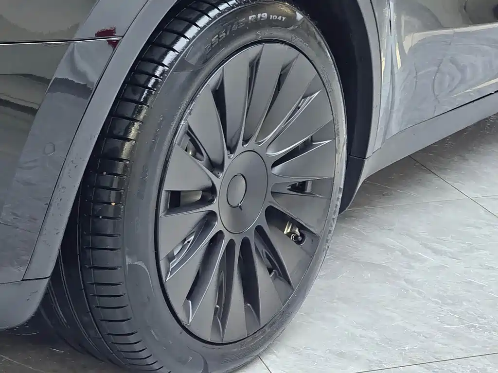 Tesla Model Y — миниатюра 12
