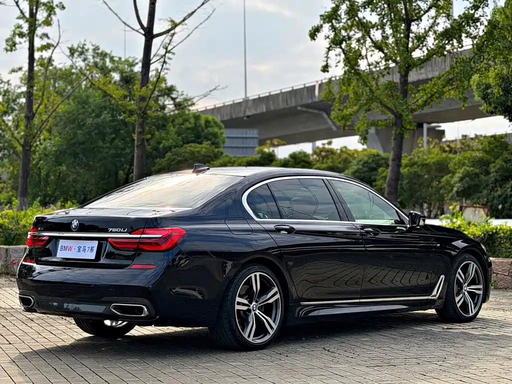 BMW 7 Series — миниатюра 21