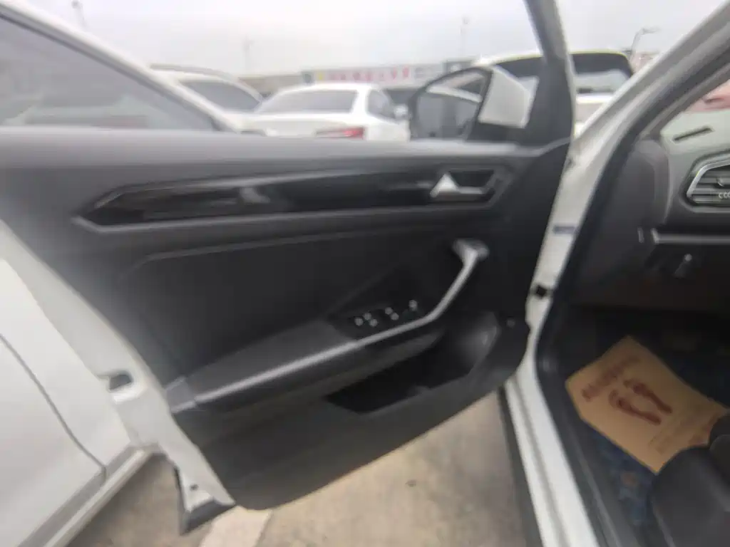Volkswagen T-Roc — миниатюра 17