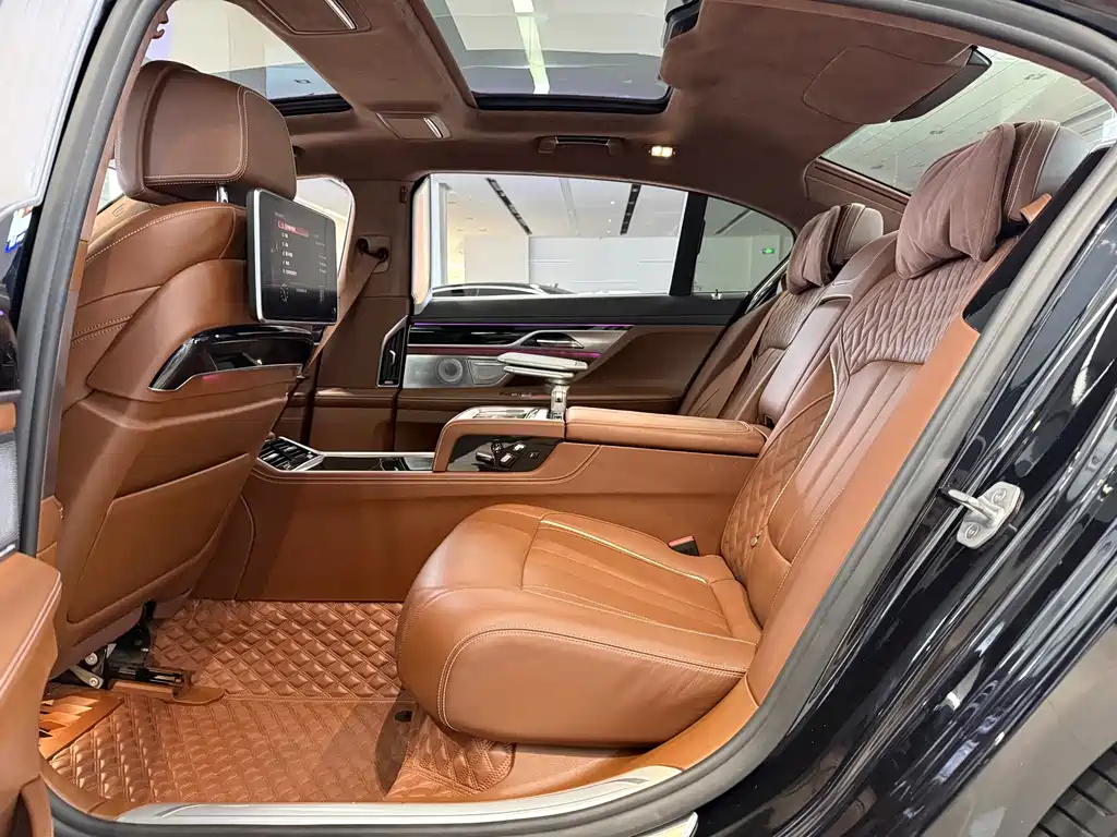 BMW 7 Series — миниатюра 12