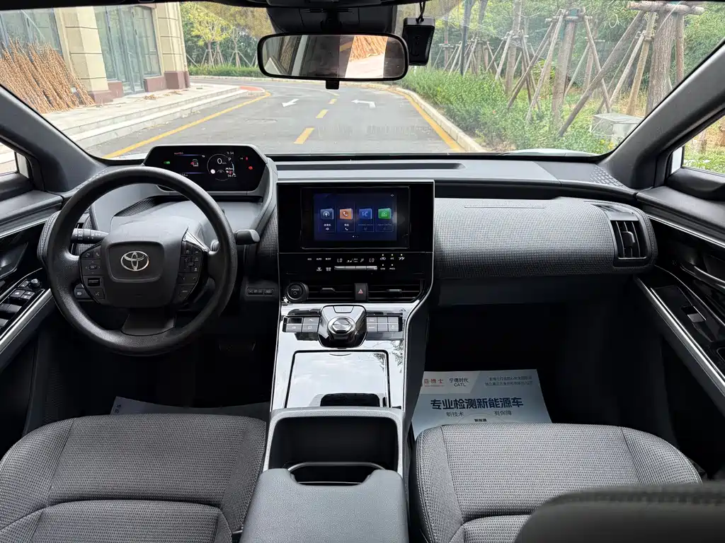 Toyota bZ4X — миниатюра 4