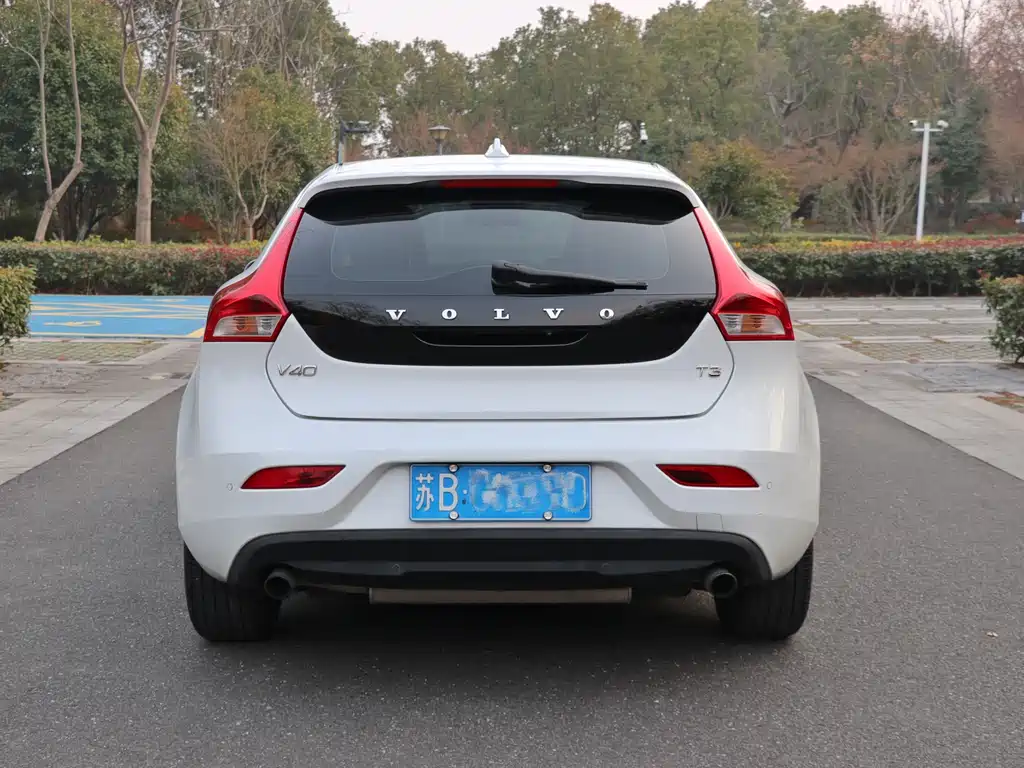 VOLVO V40