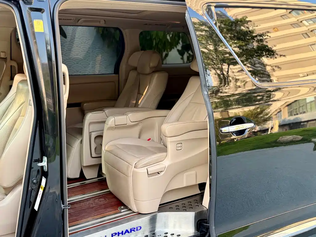 Toyota Alphard — миниатюра 5