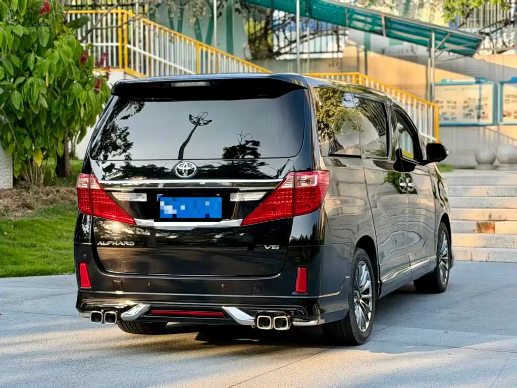 Toyota Alphard — миниатюра 7
