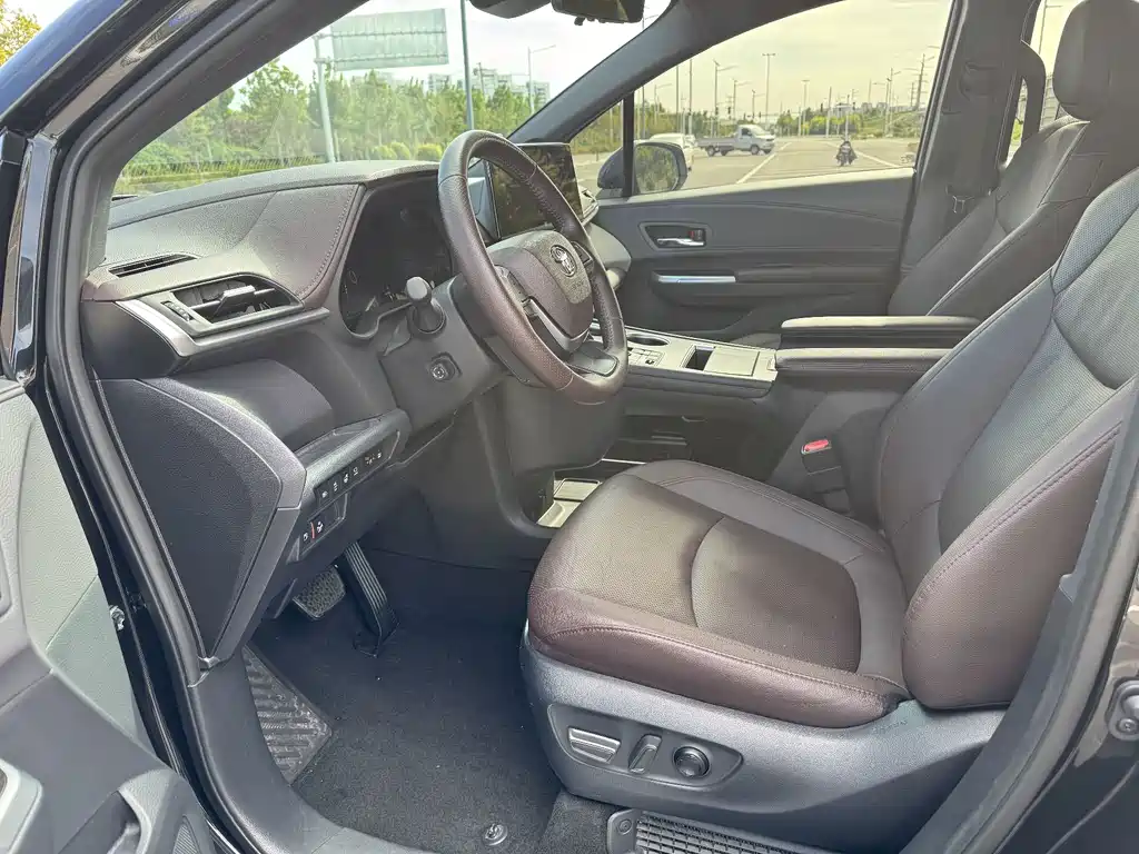 Toyota Granvia — миниатюра 7