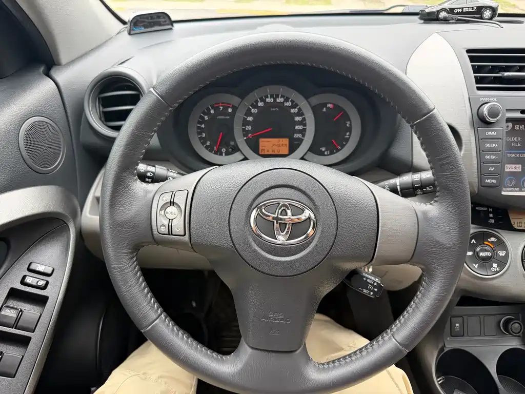 Toyota RAV4 — миниатюра 9