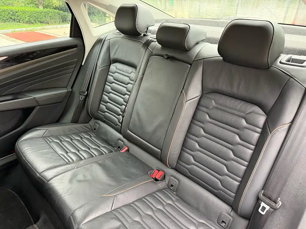 Volkswagen Passat PHEV — миниатюра 14