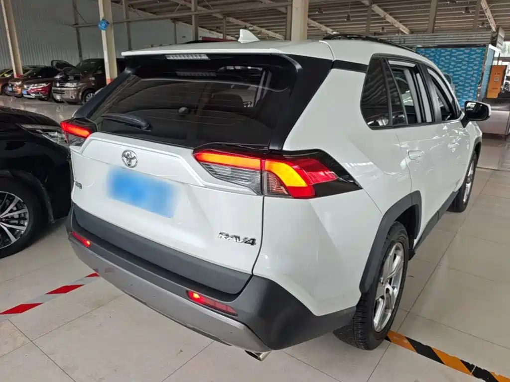 Toyota RAV4 — миниатюра 7