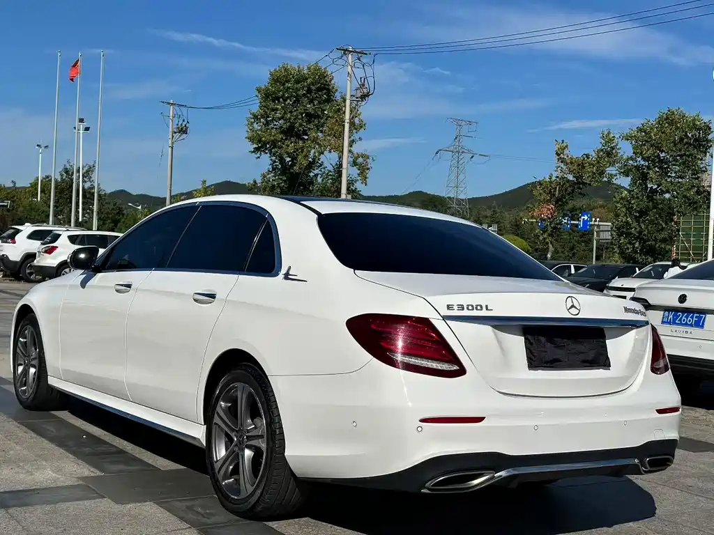 Mercedes-Benz E-Class — миниатюра 4