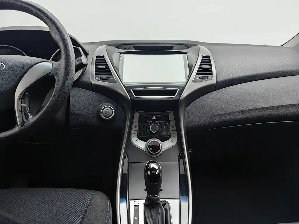 Hyundai Elantra Langdong — миниатюра 12
